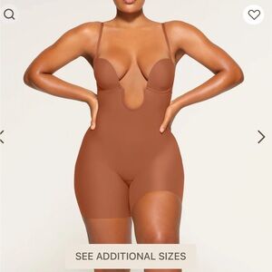 SKIMS DEEP PLUNGE SHAPEWEAR MID THIGH BODYSUIT BEIGE